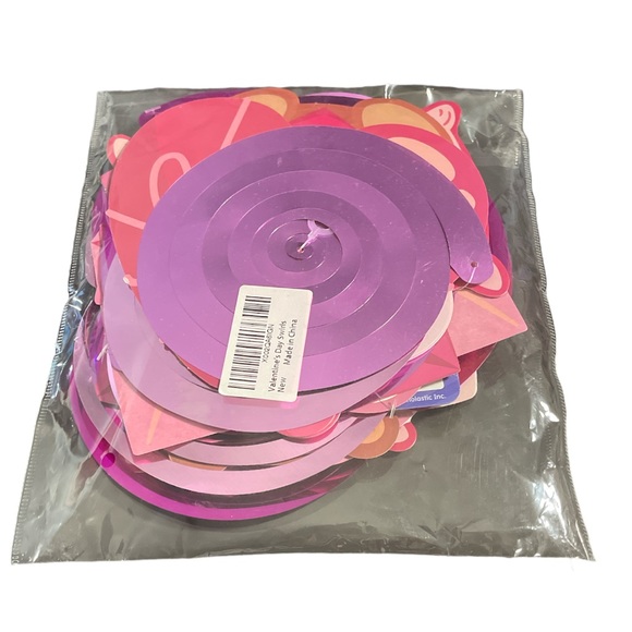 VALENTINE’S DAY HANGING SWIRL DECOR - Picture 3 of 3